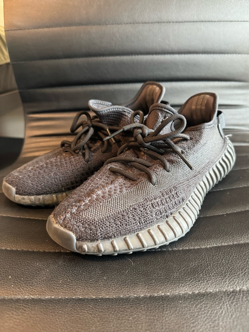 YEEZY “ONYX” BOOST 350v2 SIZE 8 MENS